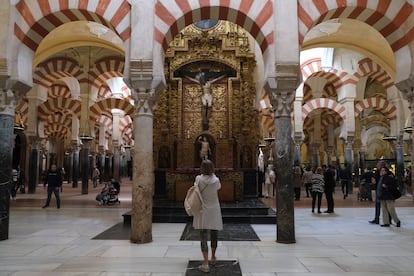 Visitantes en en interior de la mezquita-catedral de Córdoba.