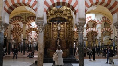 Una visitante fotografía un detalle de la mezquita-catedral de Córdoba, en noviembre de 2023.