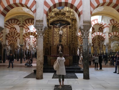 Una visitante fotografía un detalle de la mezquita-catedral de Córdoba, en noviembre de 2023.