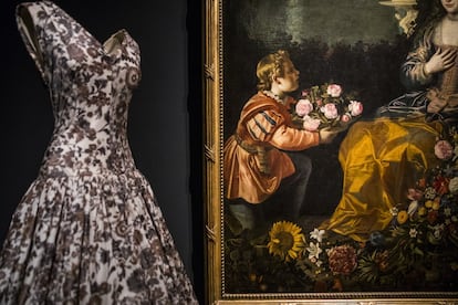 Las creaciones de Balenciaga se muestran en el Thyssen junto a obras del propio museo y a otras prestadas por el Prado.