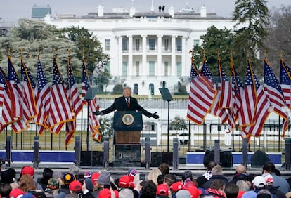 Donald Trump, selama rapat umum tanggal 6 Januari 2021 di Ellipse di Washington, dengan Gedung Putih sebagai latar belakangnya.