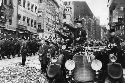 Adolf Hitler preside un desfile nazi en Núremberg, en 1927.