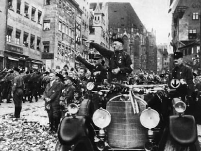 Adolf Hitler preside un desfile nazi en Núremberg, en 1927.