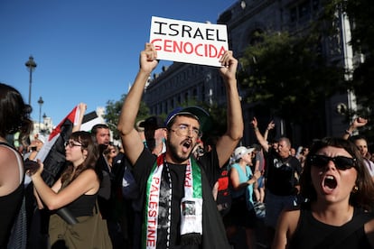 Manifestantes propalestinos ocupan el recorrido de la Vuelta a España tras volcar las barreras metálicas e interrumpir la etapa final este domingo.