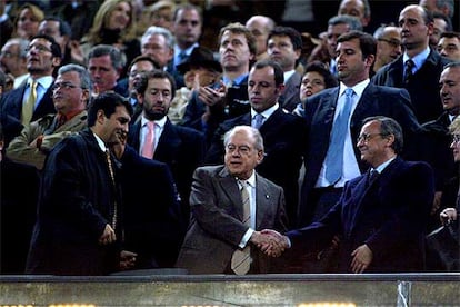 Jordi Pujol saludando a Florentino Pérez en el palco del Barça el 6 de diciembre de 2003.