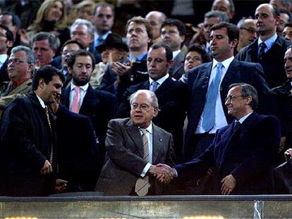 Jordi Pujol saludando a Florentino Pérez en el palco del Barça el 6 de diciembre de 2003.