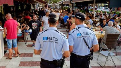 Dos policías locales de Platja d'Aro, en una imagen de archivo.