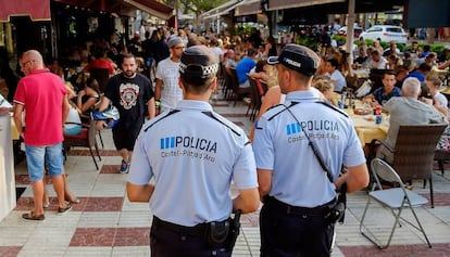 Dos policías locales de Platja d'Aro, en una imagen de archivo.