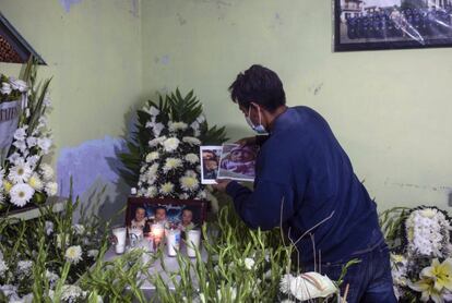 Adán Moreno hace un altar a su esposa e hijos, quienes perdieron la vida luego de que un deslizamiento de tierra enterrara su casa con ellos adentro durante el paso del huracán 'Grace', en Xalapa.