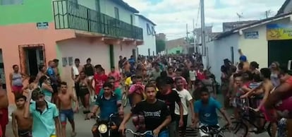 Passeata comemorando a pacifica&ccedil;&atilde;o em bairro da periferia de Sobral.