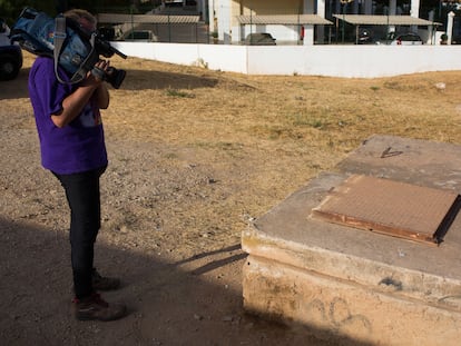 Tapa de la alcantarilla situada en la calle Juan de Robles de Málaga, donde fue localizado el cadáver de una mujer a unos ocho metros de profundidad.