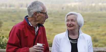 La presidenta de La Fed, Janet Yellen, junto a Stanley Fischer, vicepresidente de la autoridad monetaria durante la reunión celebrada este pasado fin de semana en Jackson Hole.