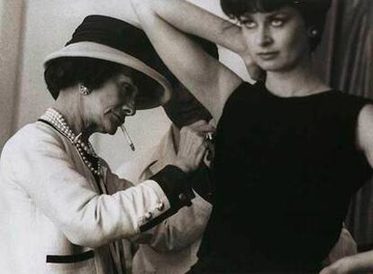 Chanel, fotografiada por Kirkland en 1962 mientras trabaja sobre el cuerpo de una de sus modelos.