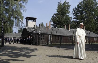 El papa Francisco durante su recorrido por el campo de exterminio de Auschwitz. Las únicas palabras del pontífice en este lugar del horror serán las que dejará escritas en el libro de Honor.