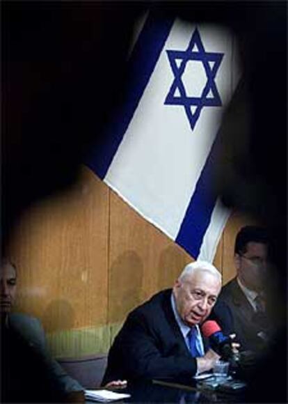 Ariel Sharon, ayer, en una reunión de su partido.
