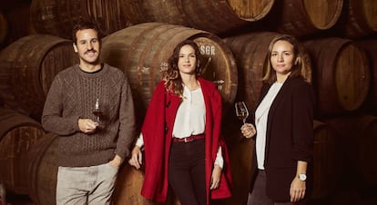 Rocío Osborne, sexta generación de la familia bodeguera, recibe a los hermanos María y Felipe Conde en las emblemáticas Bodegas Osborne.