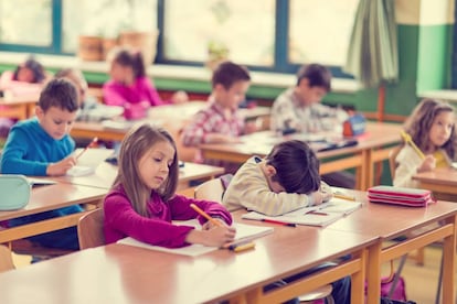 Un niño se aburre en clase.