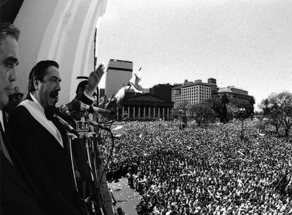 El vencedor en las elecciones argentinas de 1983 llegó al poder con el 52% de los votos. Con la victoria de Alfonsín, el pueblo también celebró el regreso de la democracia.