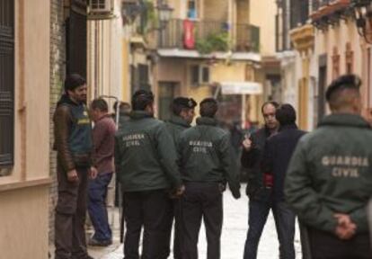 La Guardia Civil registra la sede de UGT Andalucía.