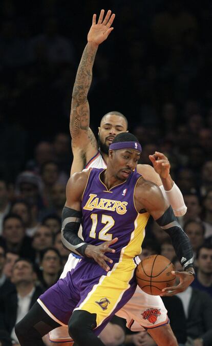 Dwight Howard, de los Lakers, defendido por Tyson Chandler, de los Knicks