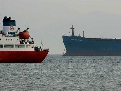 El barco <i>Probo Emu,</i> el pasado 6 de octubre, fondeado en el puerto de Gibraltar, muy cerca del muelle.