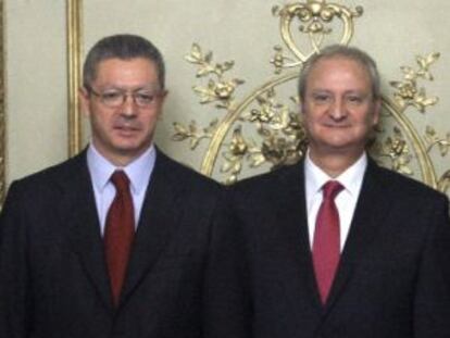 El secretario de Estado de Justicia, Fernando Román (derecha), junto al ministro Gallardón.
