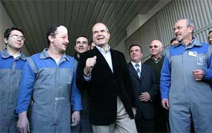 Chaves, durante un encuentro con trabajadores de la factoría de Peugeot en Guadix.