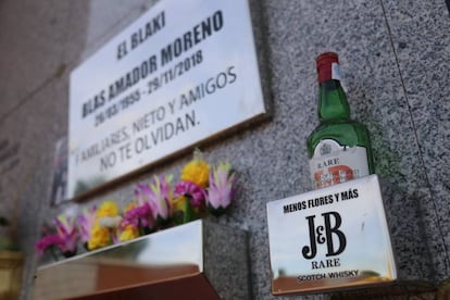 Epitafio en el que se lee "Menos flores y más JB", en el cementerio de La Almudena.