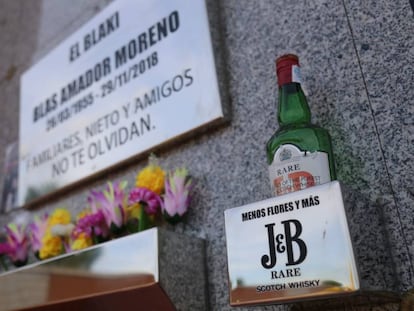 Epitafio en el que se lee "Menos flores y más JB", en el cementerio de La Almudena.