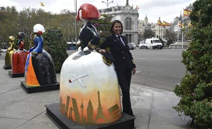 Una comandante de Iberia junto a la menina.