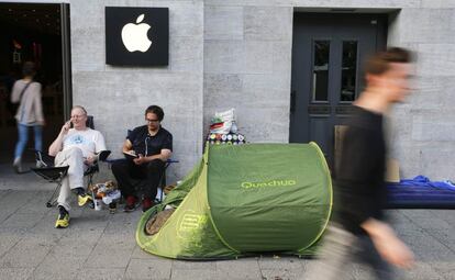 Helge Bruhn (L) y Phil, acampan frente a una tienda de Apple en Kuerfuerstendamm boulevard en Berlín esperando la salida el 19 de septiembre del iPhone 6 y iPhone 6 Plus.