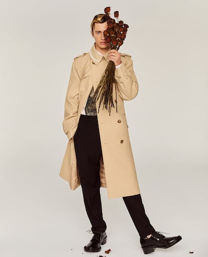 Pellicer luce gabardina, camisa, pantalón
y zapatos, todo, Simone Rocha x H&M.