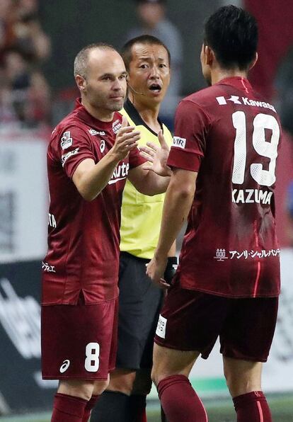 Andrés Iniesta  (izquierda) sale al campo de juego durante el partido.