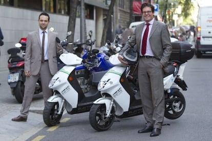 Damián Martín, director de Ecooltra (a la izquierda ), y Timo Buetefisch, director general de Cooltra, en la presentación de las 'scooters' de la casa alemana Govecs.