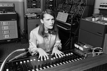 Wendy Carlos trabajando en su estudio en Nueva York, octubre 1979.