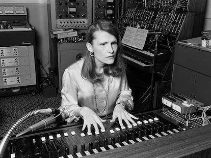 Wendy Carlos trabajando en su estudio en Nueva York, octubre 1979.