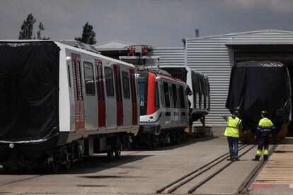 Vagones de metro para Barcelona en el exterior de la planta de Alstom en Santa Perpètua. 