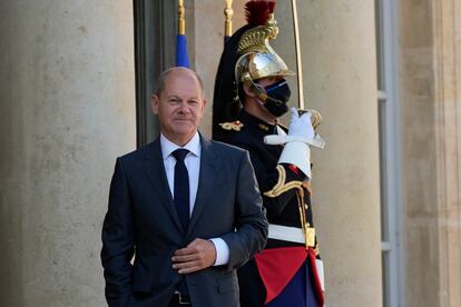 El vicecanciller y candidato socialdemócrata Olaf Scholz, en la entrada del palacio del Elíseo en París, este lunes.