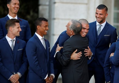 Pepe se abraza al presidente Marcelo Rebelo de Sousa que despidió a la selección portuguesa antes de salir hacia Francia.