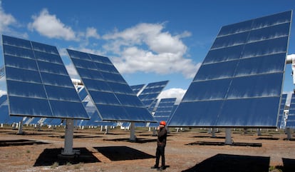 Un operario de una planta solar, en 2007.