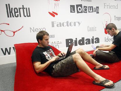 Dos programadores en la sede de Ideateca, en Bilbao, trabajan en la zona de ocio