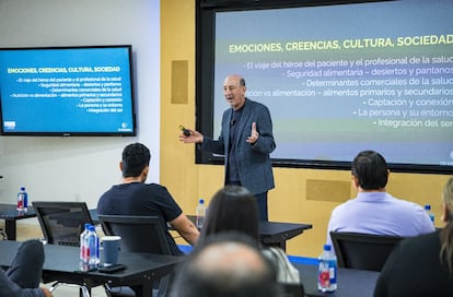El doctor Alexander Krouham en su diplomado sobre medicina funcional.