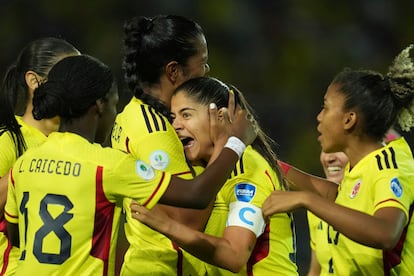 Catalina Usme de Colombia, a la derecha, celebra con sus compañeras después de anotar contra Chile.