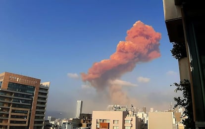 A explosão foi sentida em várias partes de Beirute. Na imagem, a coluna de fumaça se levanta sobre os edifícios da cidade.