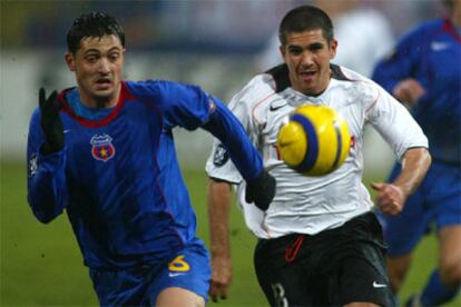 Radoi, capitán del equipo rumano (izquierda), y Xisco luchan por un balón.