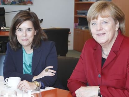 Santamar&iacute;a y Merkel, durante su encuentro en Berl&iacute;n.