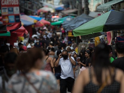 Varios ciudadanos caminan por una popular calle comercial ubicada en Manaos (Brasil).