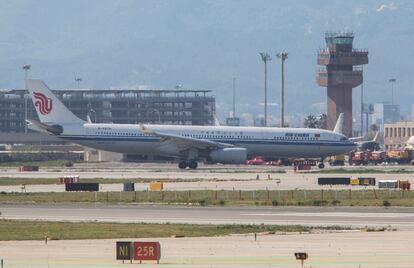 Un avión de Air China con material sanitario aterriza en el aeropuerto de El Prat de Barcelona.