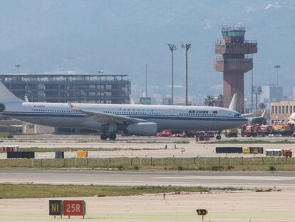 Un avión de Air China con material sanitario aterriza en el aeropuerto de El Prat de Barcelona.