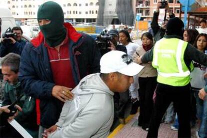 Uno de los detenidos, ayer por la tarde a su entrada el juzgado de Torrevieja, conducido por un agente de la Guardia Civil.